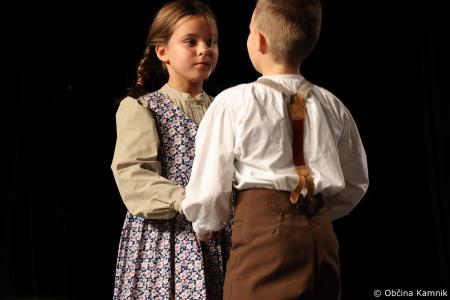 Ples in glasba izpod kamniških planin v izvedbi Folklorne skupine Kamnik in njihovih prijateljev  (14)